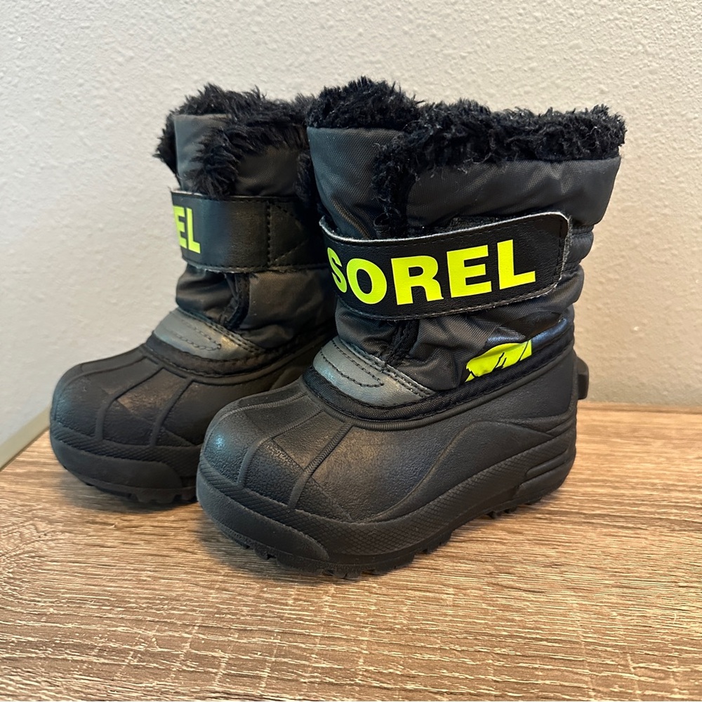 Sorel Toddler Snow Commander Boots. Size 7. Black and Green. Good Condit…